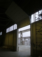 Секционные ворота с вертикальным подъемом для склада готовой продукции